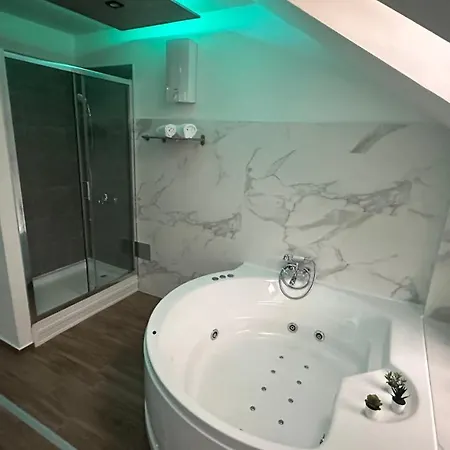 Seti Gorgeous With Jacuzzi Apartment